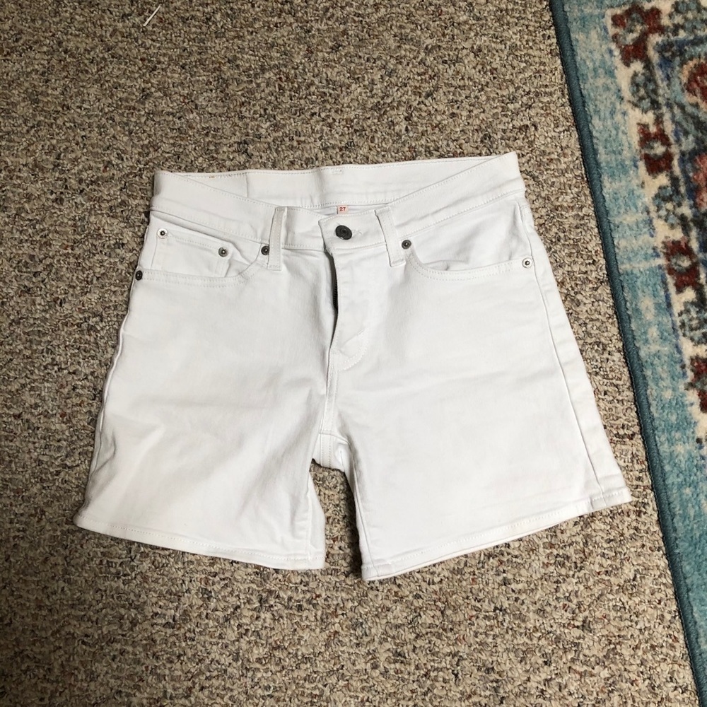 White mid rise Levi’s jean shorts!